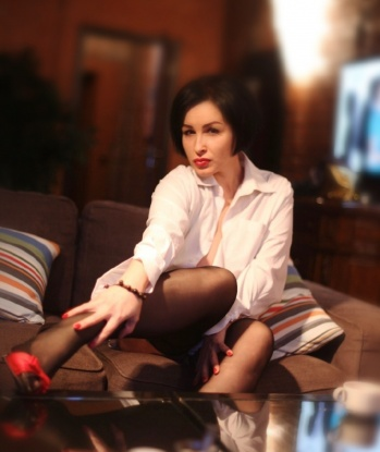 🌹 У меня в арсенале множество разнообразных услуг, которые наполнят нашу встречу страстью и наслаждением. Я умею тонко чувствовать мужчину, понимая его желания без слов. 💋 Живу в Москве, и готова принять тебя в уютной атмосфере моей роскошной квартиры. 🏙️ Мои клиенты оставляют положительные отзывы: я создаю атмосферу релаксации и расслабления, чтобы ты забыл обо всех проблемах и только наслаждался моментом рядом со мной. 🌟 Убедись собственными глазами, посмотрев мои фото, которые я с радостью тебе предоставлю. Рискуй, позвони мне, и мы откроем для себя мир незабываемых эмоций и удовольствия. 😉💫 Евгения